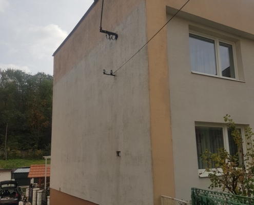 Pleseň na fasáde domu v Čadci