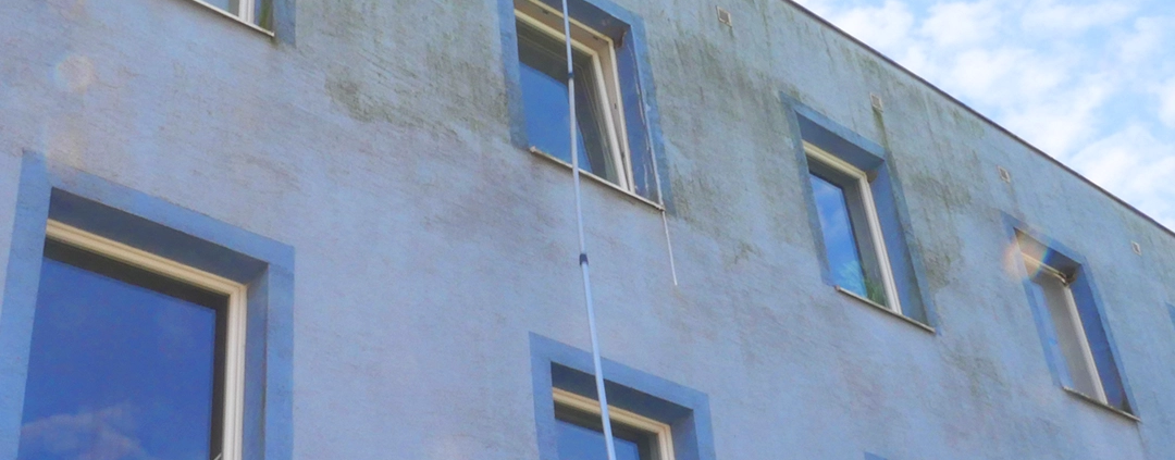 Umývanie fasády priemyselného objektu.