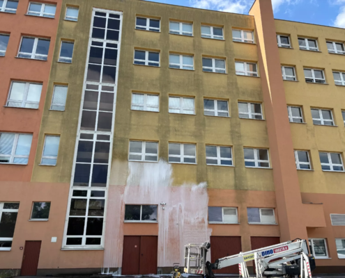 Čistenie fasády školy