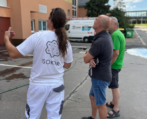Zástupcovia projektu iCARI a spoločnosti ISOKOR počas obhliadky fasády