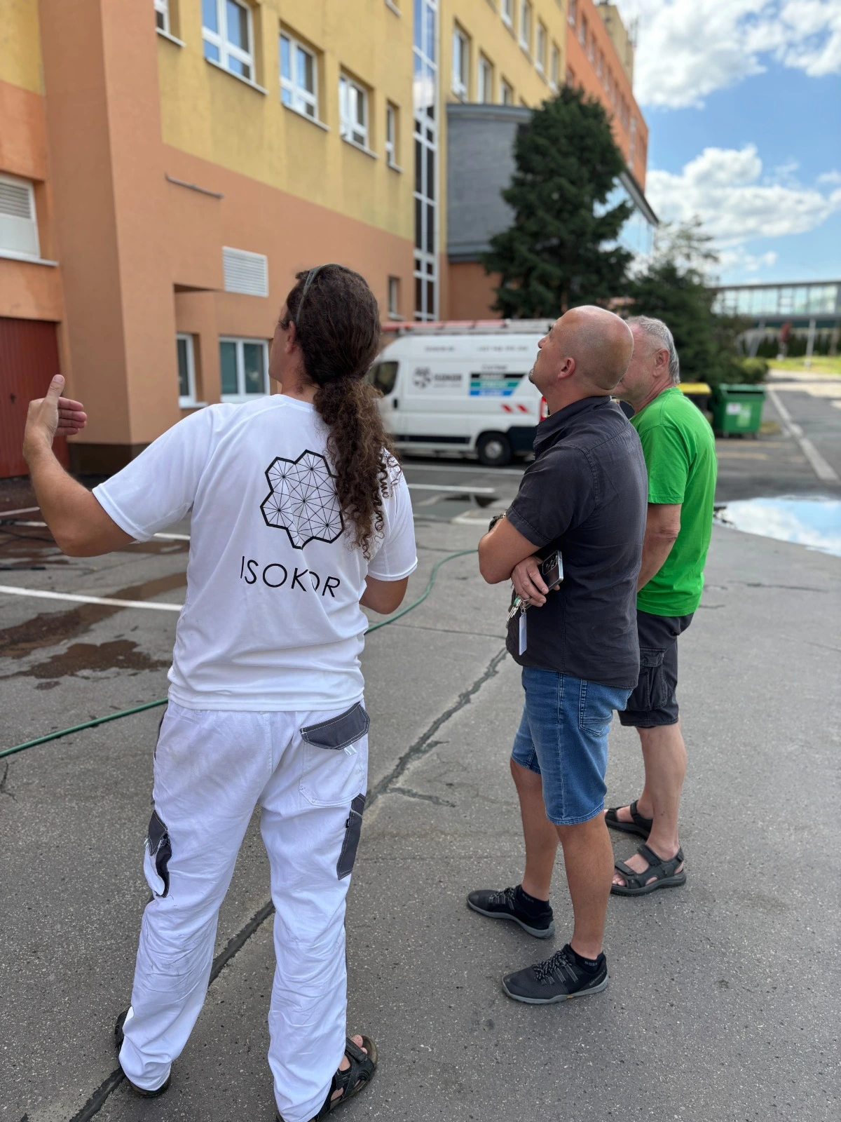 Zástupcovia projektu iCARI a spoločnosti ISOKOR počas obhliadky fasády
