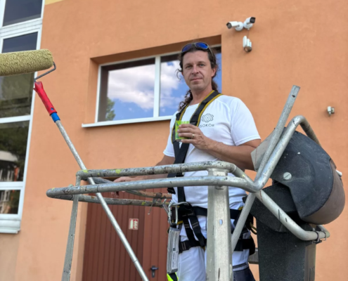 Fotografia zástupcu ISOKOR na pracovnej plošine pri realizácii ochrany fasády