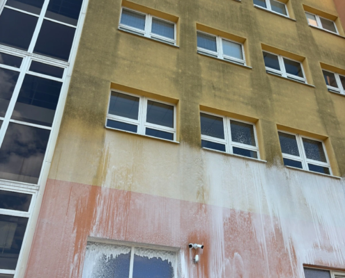 Čistenie fasády školy - detail
