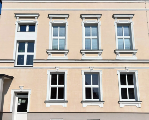 Zadná strana fasády školy po čistení