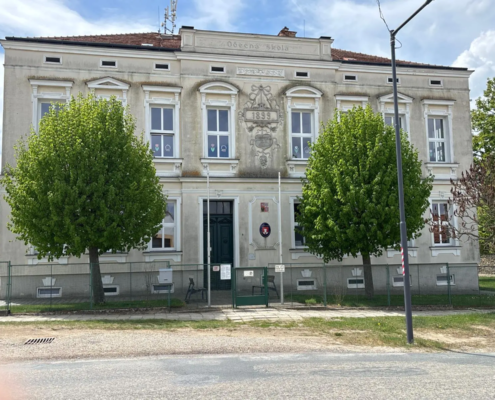 Čistenie fasády Základní a mateřské školy Městys Štítary s ISOKOR Facade Professional - Fasáda školy pred čistením