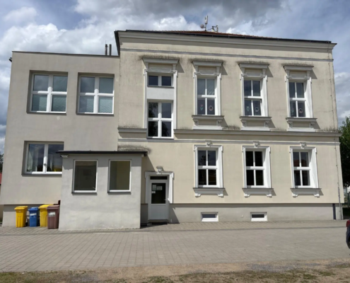 Zadná strana fasády školy pred čistením