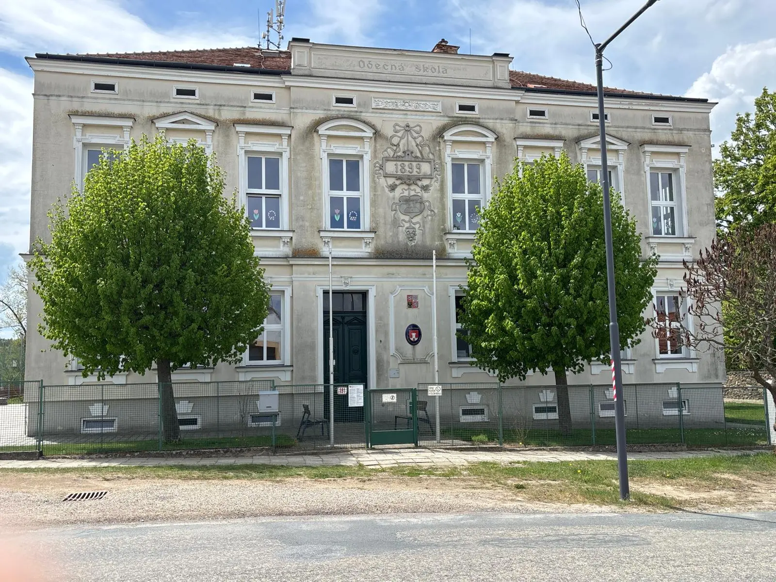 Čistenie fasády Základní a mateřské školy Městys Štítary s ISOKOR Facade Professional - Fasáda školy pred čistením