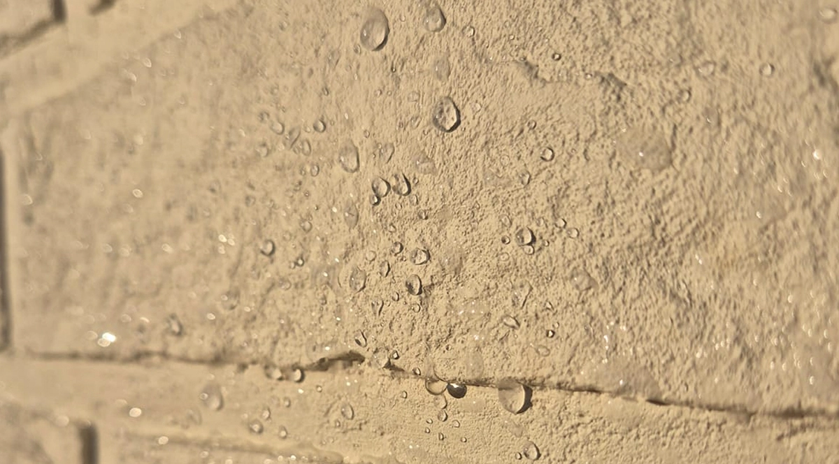 Ukážka hydrofóbneho efektu na fasádnej omietke